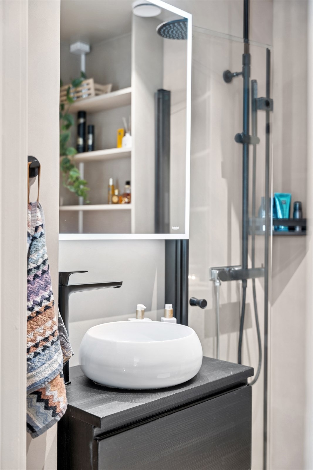 Lekkert speilskap fra Scala Bad Design med LED-lys, Bluetooth og integrert høytaler. Galleribilde