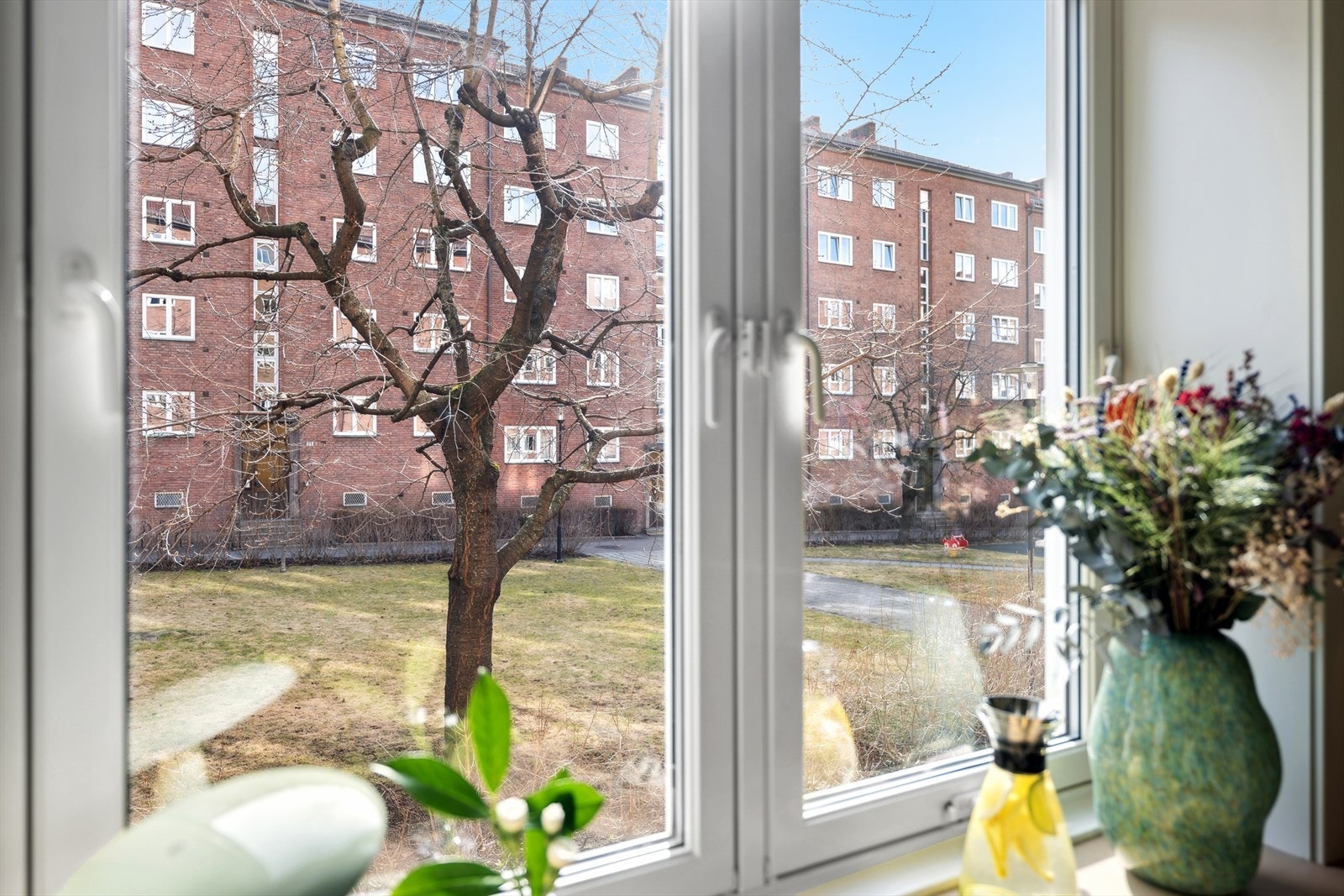 Leiligheten ligger i en ekstra høy førsteetasje og har en romslig og luftig følelse som skiller den fra en typisk førsteetasjeleilighet. Galleribilde