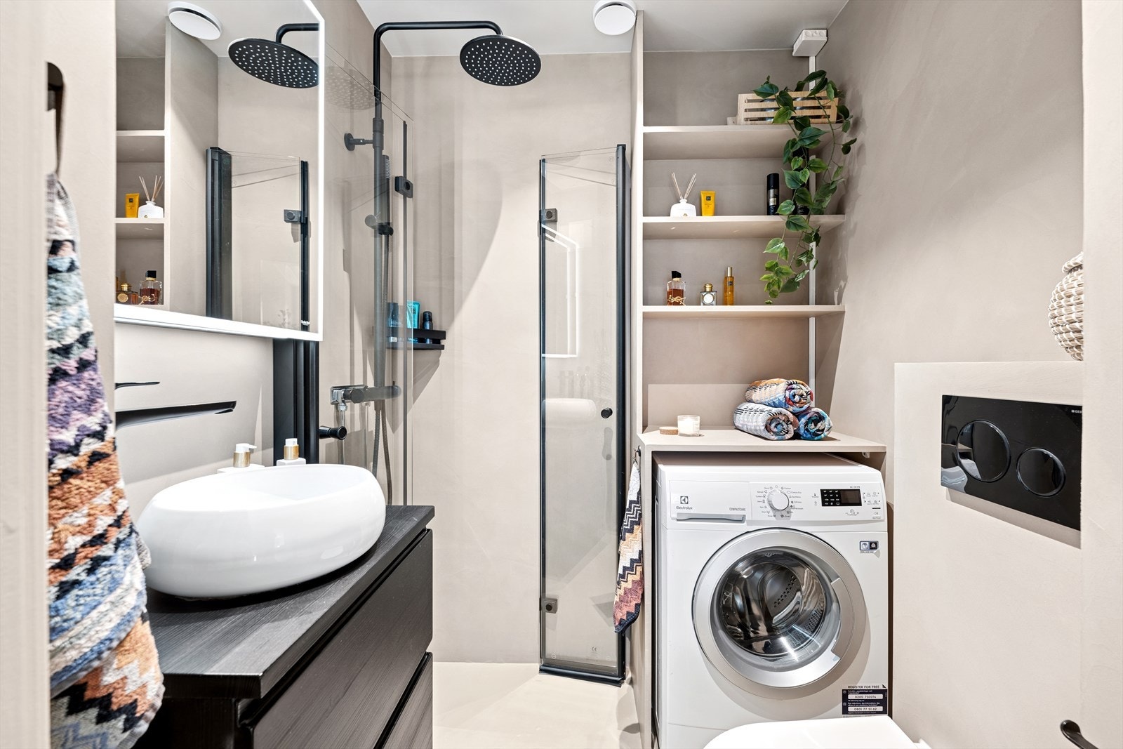 Boligen byr på et delikat baderom som i 2024 ble overflateoppusset med mikrosement over fliser. I denne prosessen ble det installert vegghengt klosett, servantskap, speilskap, bladebatteri til dusj, bolleservant, foldbare dusjdører og regnfallsdusj m.m. Galleribilde