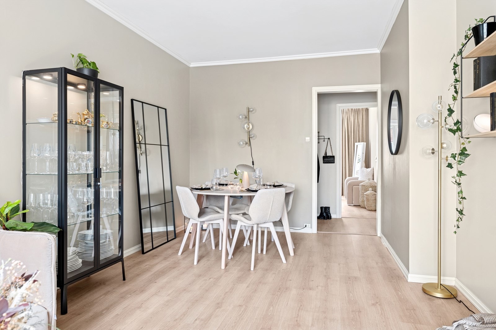 Leiligheten har lysinnslipp fra to sider som sørger for rikelig med naturlig lysinnslipp. Det er essensielt for å skape en god romfølelse. Galleribilde