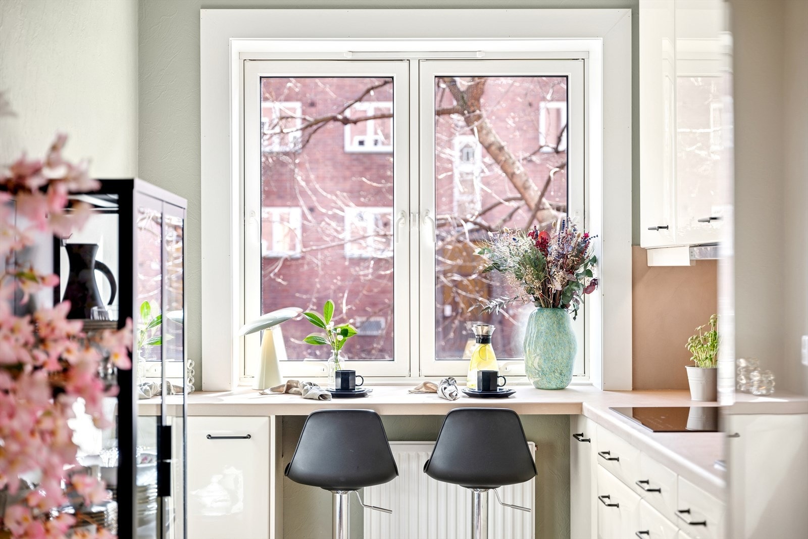 Koselig plass til å nyte morgenkaffen med utsikt over den flotte bakgården. Galleribilde