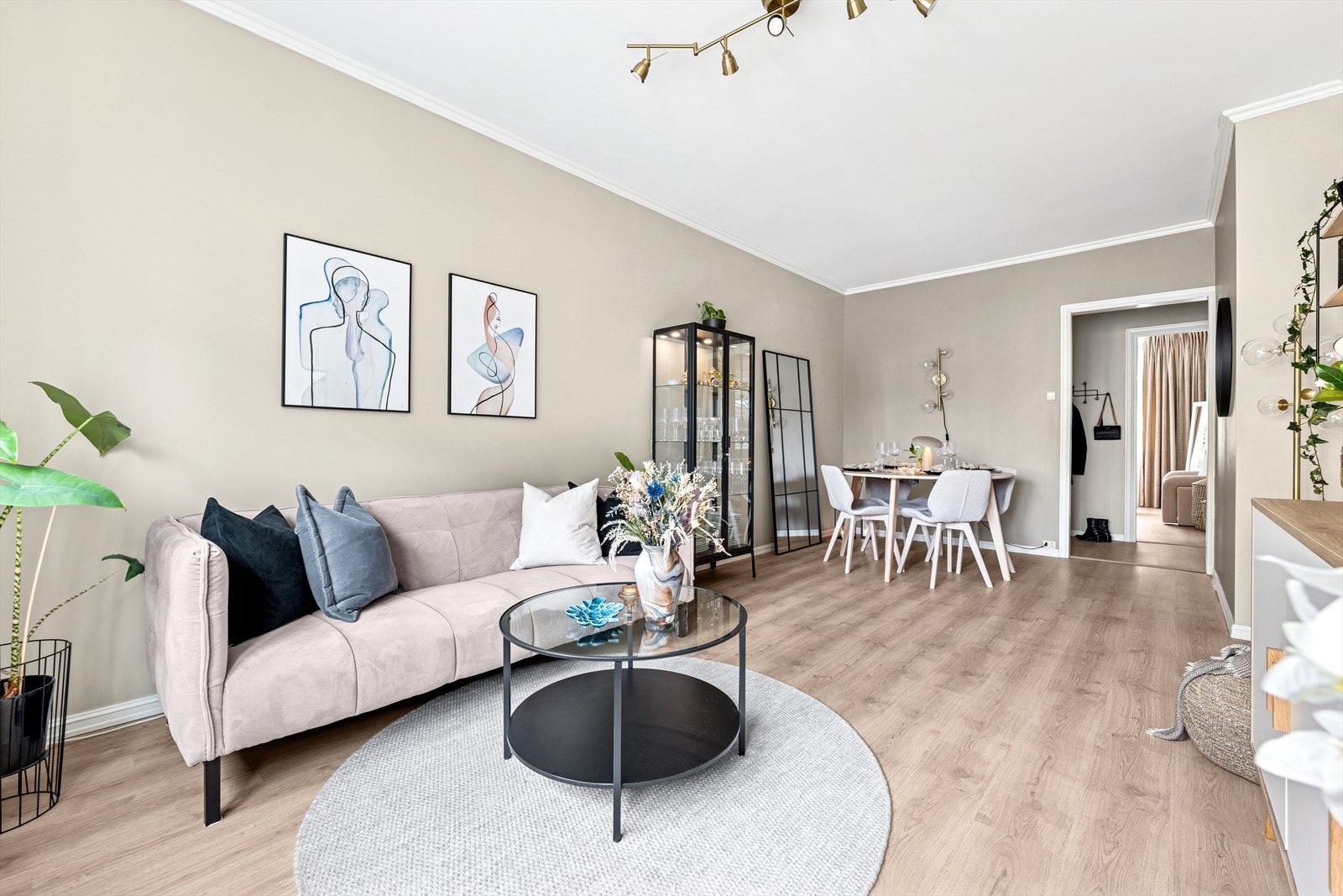 Stuen har glatte nymalte flater og lyst gulv, som gjør det enkelt å innrede etter eget ønske. Galleribilde