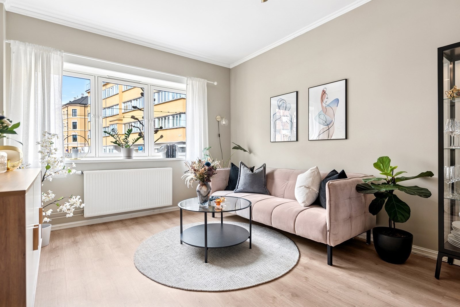 Velkommen inn! Dette er en romslig leilighet som er proppfull av sjarm og god atmosfære. Her er det lett å like seg. Galleribilde