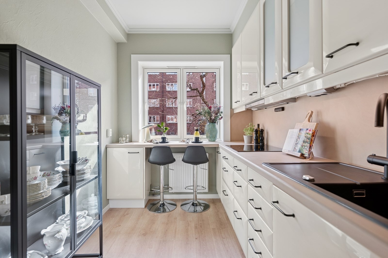 Innholdsrikt IKEA kjøkkeninnredning fra 2006 med god kombinasjon av benk og skapplass. Kjøkkenet ble oppgradert med nye hvitevarer i 2024, samt ny oppvaskkum fra Grohe og kjøkkenarmatur fra Tapwell. Galleribilde