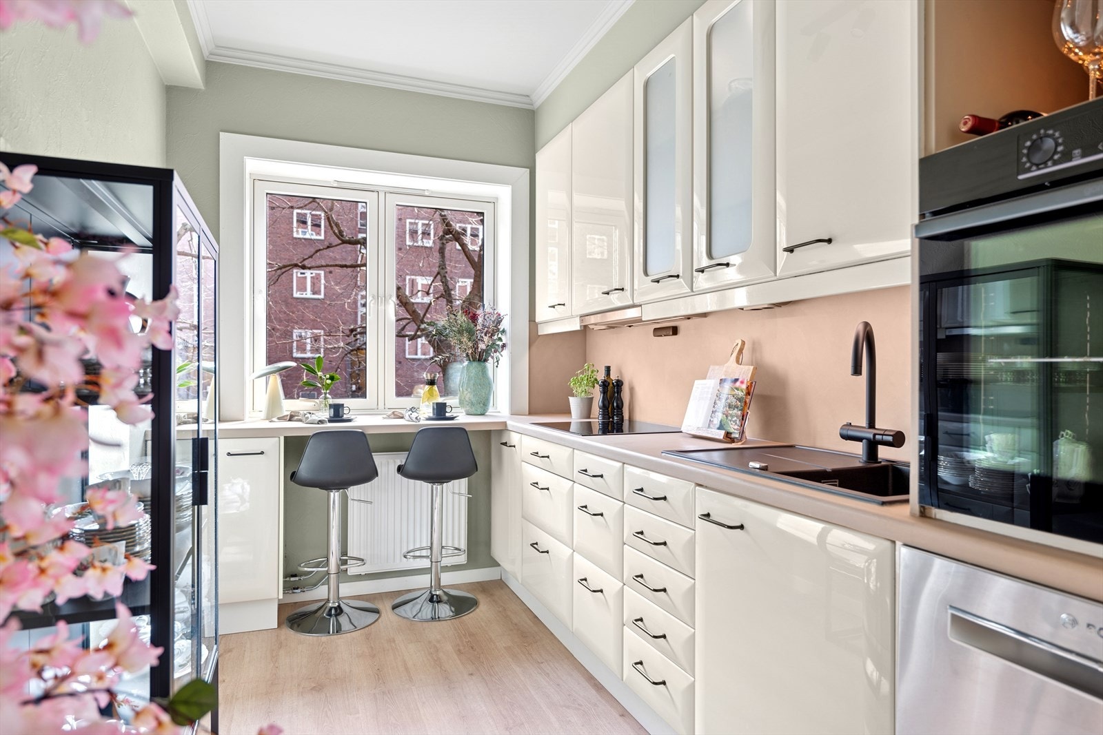 Innreding med glatte, høyglans fronter, benkeplate belagt med mikrosement, nedfelt kum i kompositt og lyslist under overskap. Galleribilde