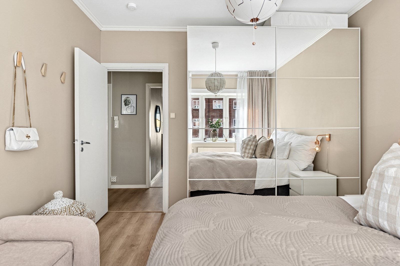 Ytterligere er det også god plass til et stort garderobeskap. Galleribilde