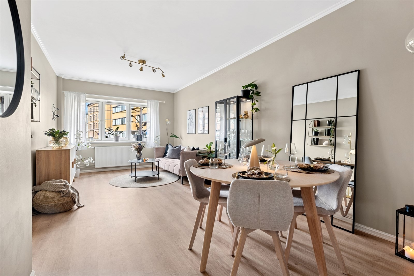 Her har du en god løsning med stue og spisestue som inviterer til sosialt samvær. Galleribilde