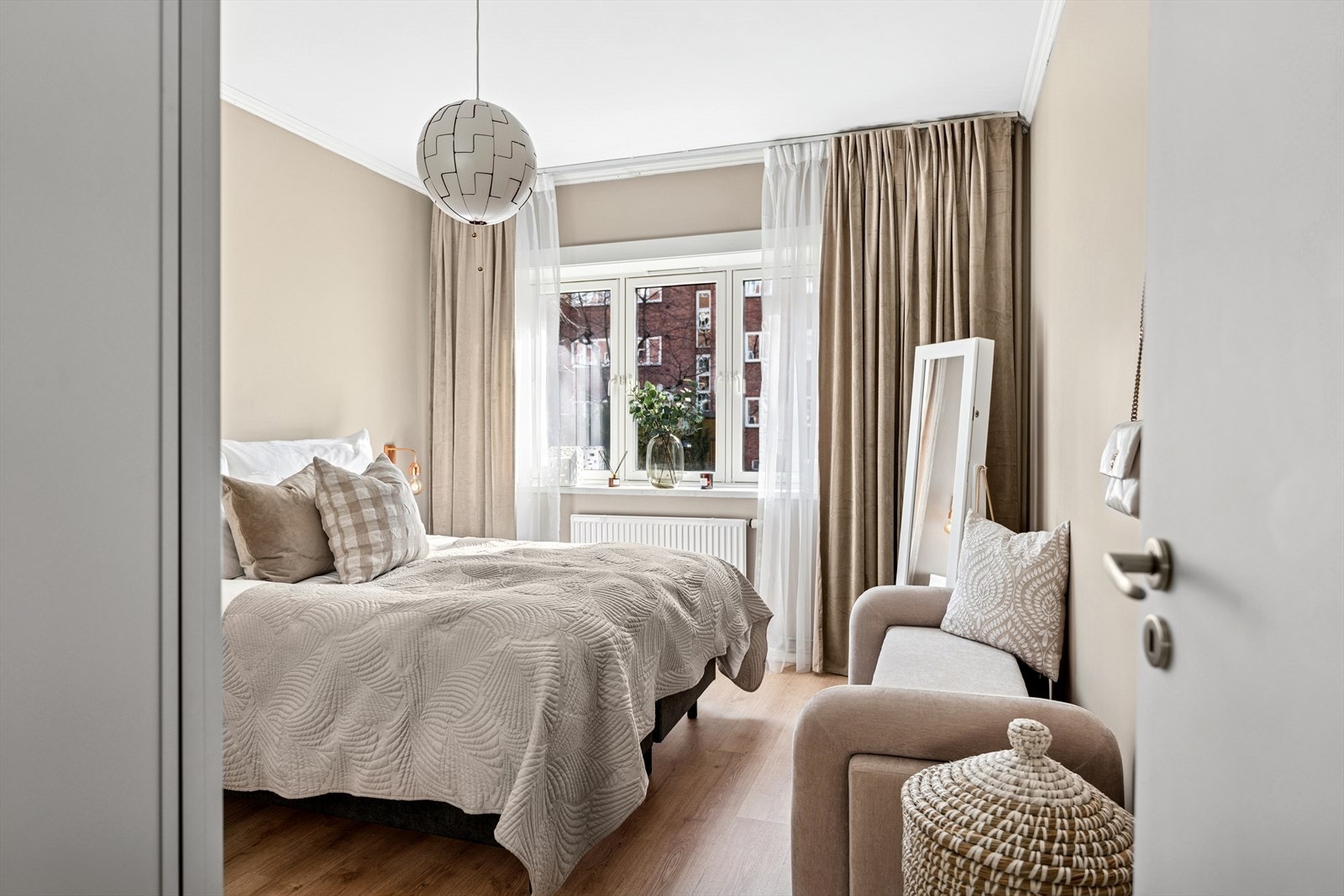 Behagelig stort soverom med vindu inn mot rolig bakgård. Galleribilde