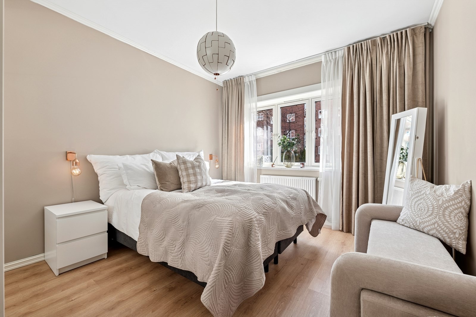 Det er god plass til oppbevaringsmøblemet, skrivebord eller annet du måtte ønske for å utvide bruken av rommet. Galleribilde