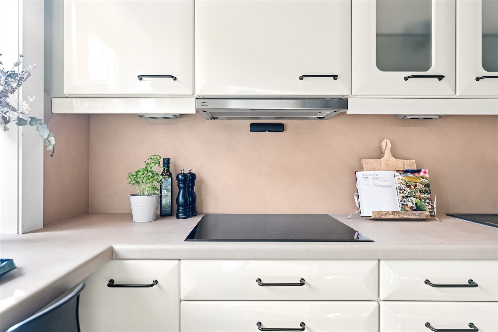 Flere tilsvarende leiligheter i borettslaget velger å flytte kjøkkenet ut i stuen for å etablere ett ekstra soverom her. Galleribilde