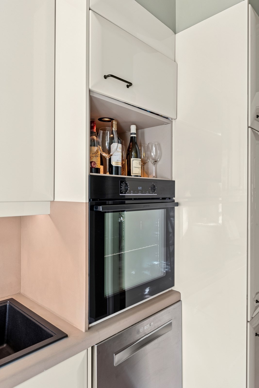 Følgende hvitevarer medfølger: Integrert induksjonstopp fra AEG (2024), stekeovn fra Gorenje (2024), kjøle-/fryseskap (2023) og oppvaskmaskin i nisje. Galleribilde