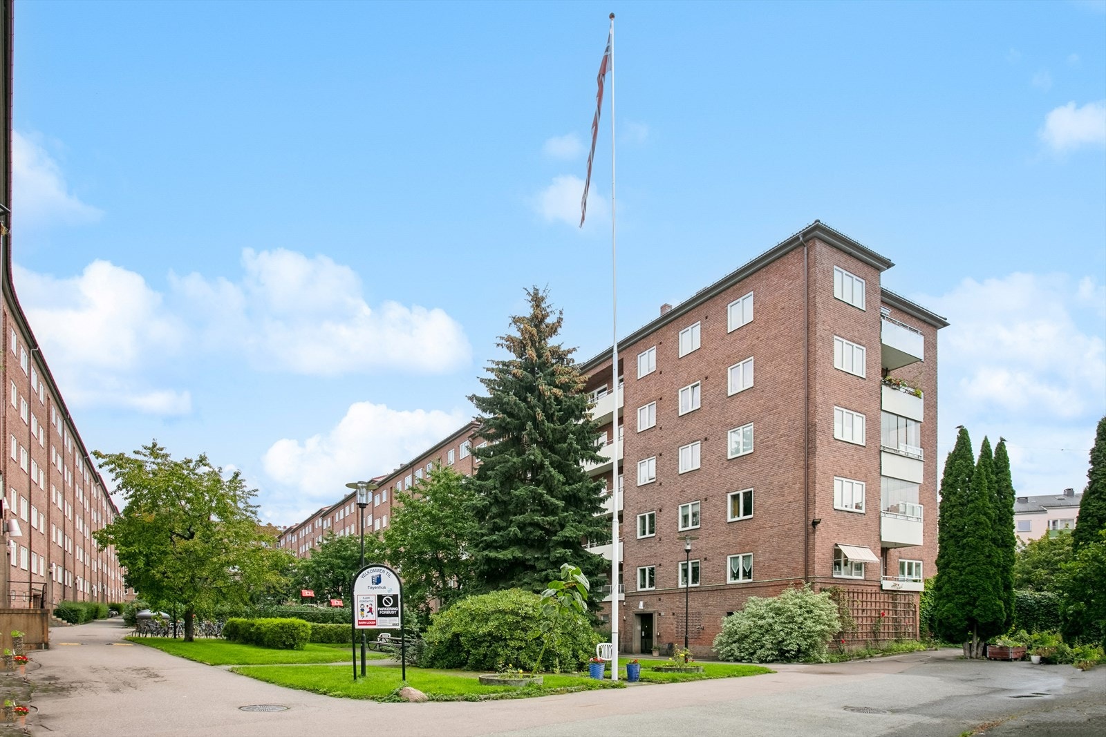 Borettslaget er svært velholdt og har nylig satt opp koselig pergola, så her kan man sitte å nyte varme sommerdager! Galleribilde