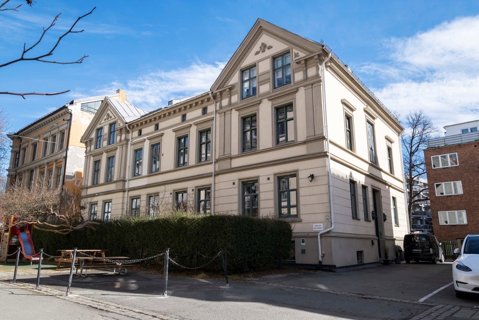 Med gangavstand til alt man måtte trenge i hverdagen, tilbyr denne boligen en perfekt kombinasjon av rolig atmosfære og nærhet til byen! Galleribilde