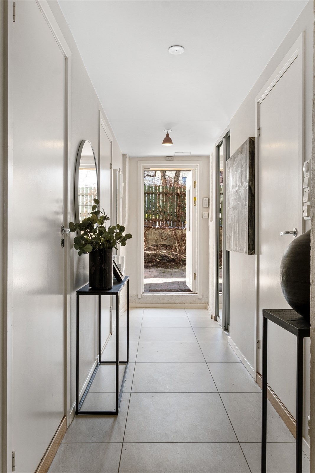 Lys og innbydende gang med fliser på gulv, som gir et godt førsteinntrykk av leiligheten. Galleribilde