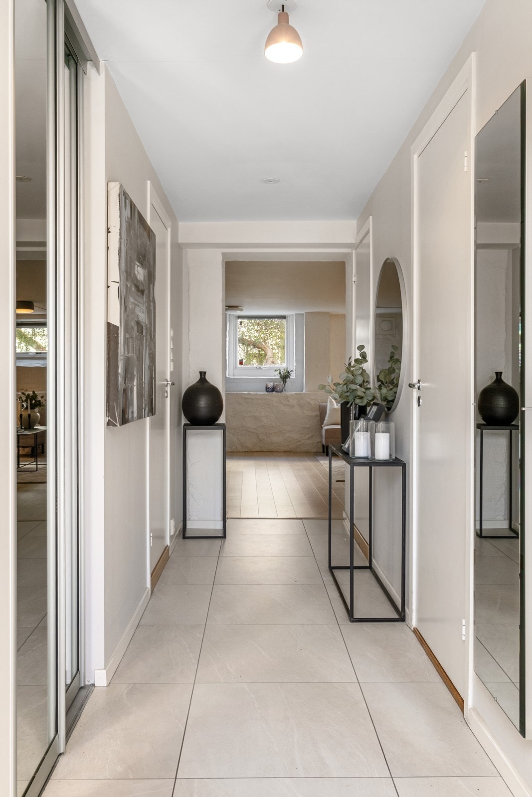 Godt med plass til klesoppheng og sko i integrert skyvedørsgarderobe. Galleribilde