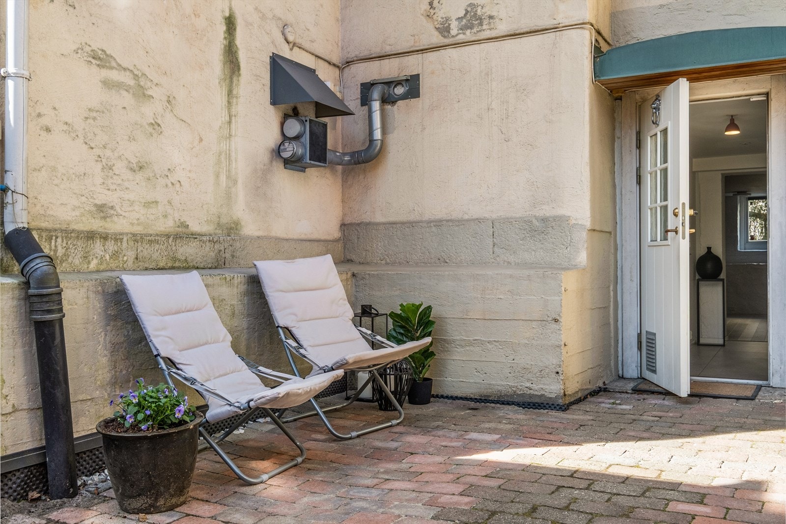 Ifølge tidligere salgsoppgaver ble hele underetasjen pusset opp og etablert i 2006, og leiligheten fremstår derfor som et moderne objekt med et tidløst fargeuttrykk. Galleribilde