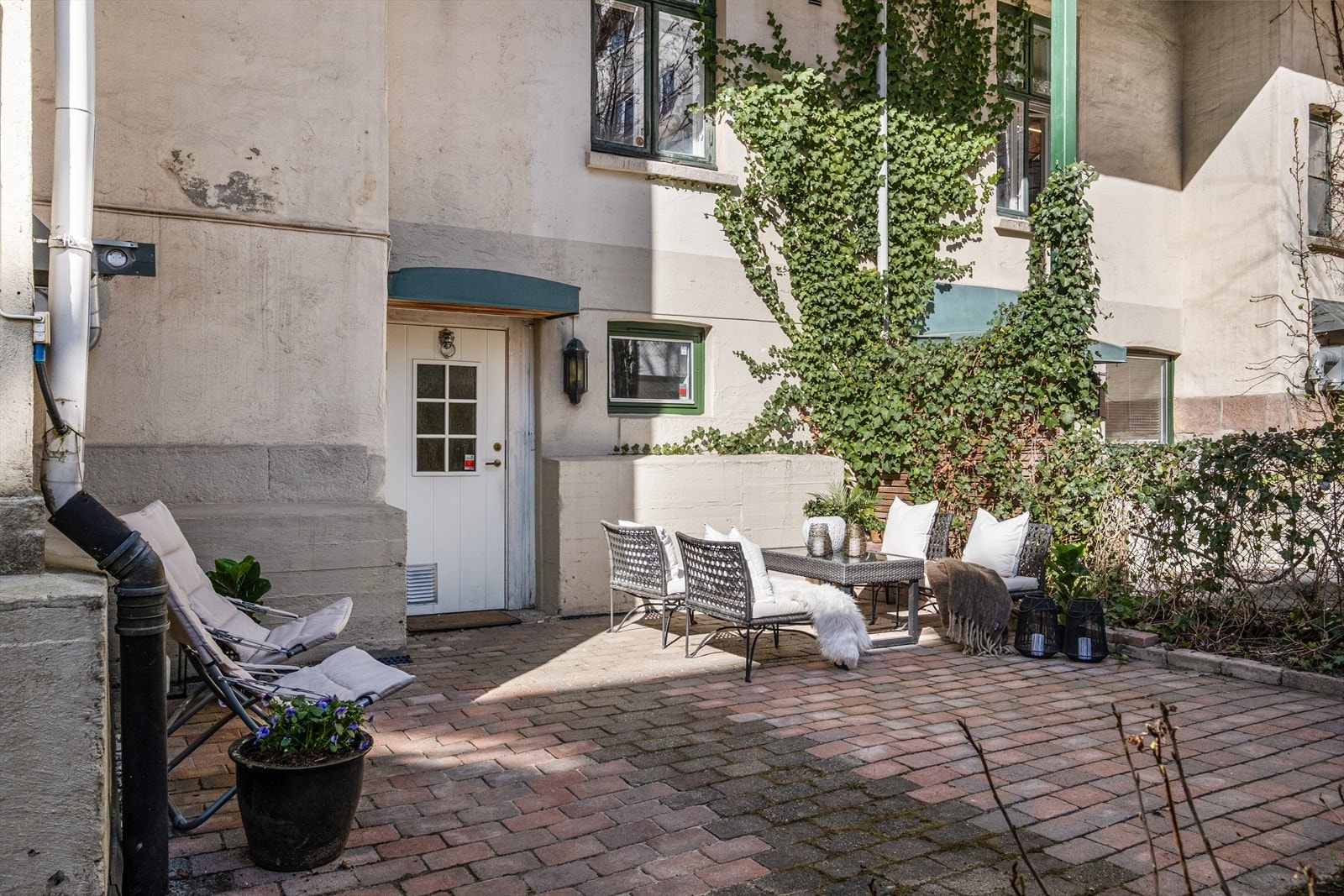 Uteplassen foran inngangspartiet (det inngjerdede område i bakgården med låsbar port) er sameiets fellesareal, men som i praksis disponeres av denne seksjonen. Galleribilde