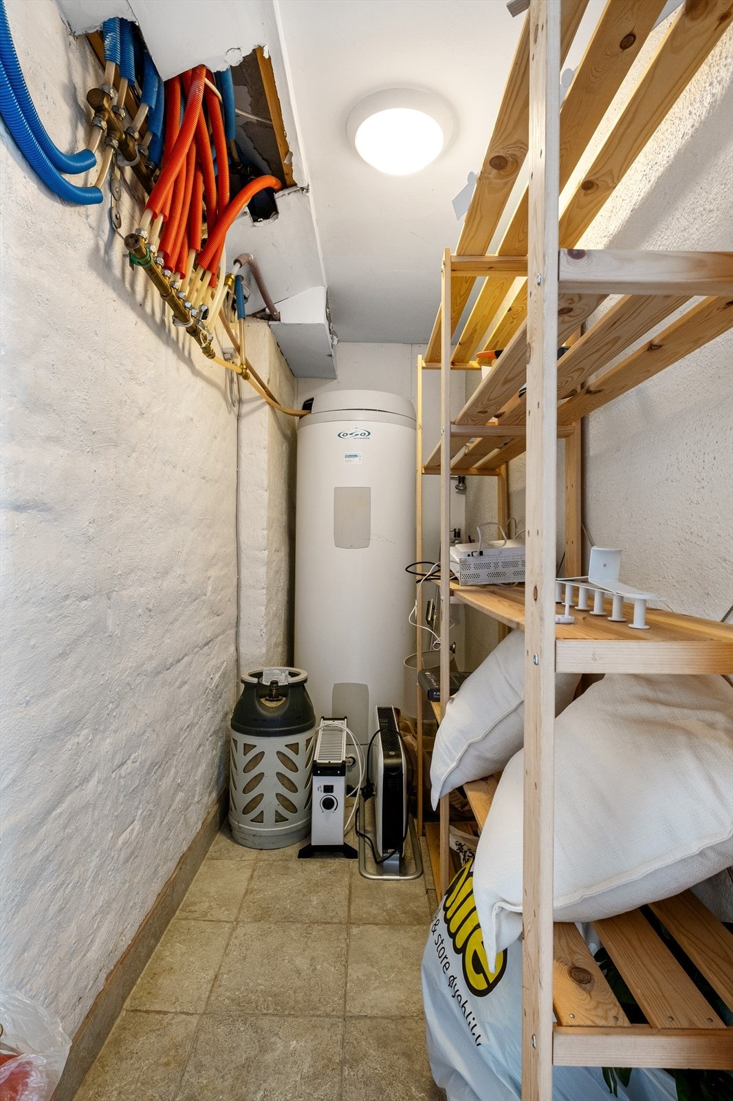 I tillegg har leiligheten en innvendig bod med oppbevaringsmuligheter. En OSO varmtvannstank på 300 liter fra 2013, er plassert i bod. Galleribilde
