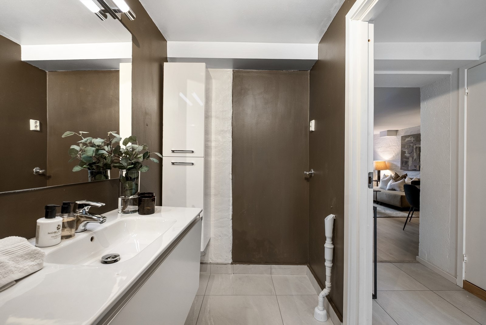 Baderommet har plass og opplegg for vaskemaskin og tørketrommel Galleribilde