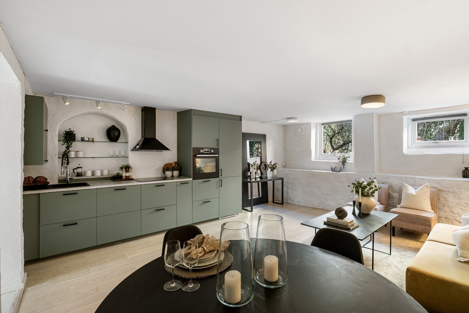 Dette er en unik mulighet til å sikre seg en stilren og innbydende 2-roms leilighet i et hyggelig og veldrevet sameie, på særdeles populære Majorstuen, i den rolige Dybwads gaten med lite gjennomgangstrafikk. Galleribilde