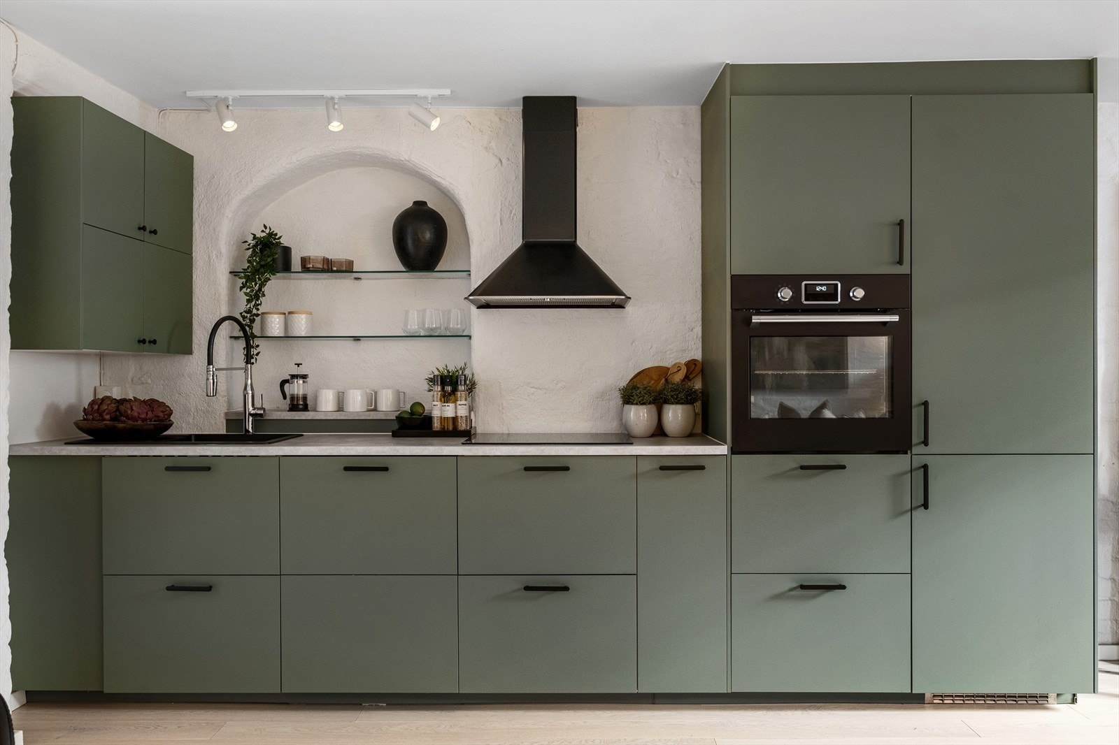 Kjøkkeninnredning fra 2021 med benkeplate i laminat og overliggende oppvaskkum med ettgreps blandebatteri fra IKEA. Galleribilde