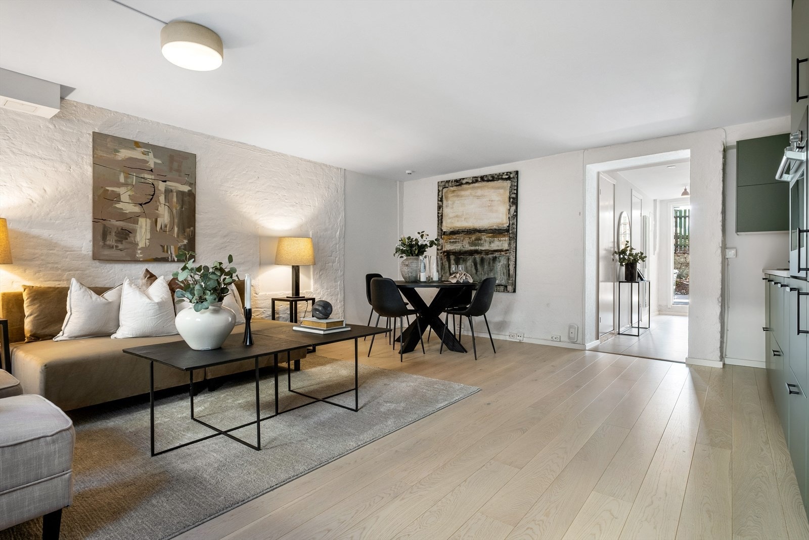 Det er gode møbleringsmuligheter i stuen, med plass til spisestue, sofagruppe, TV-benk og tilhørende møblement. Galleribilde