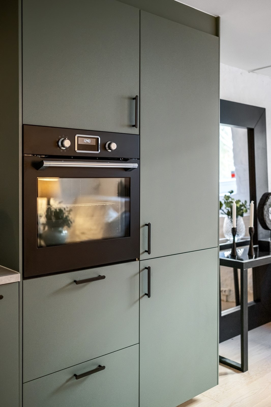 Kjøkkenet er utstyrt med følgende:
Integrert komfyr (IKEA)
Induksjonstopp (IKEA)
Oppvaskmaskin (IKEA)
Kombiskap (IKEA)
Avtrekksvifte med kullfilter (IKEA)
Vannstoppesystem under benk. Galleribilde