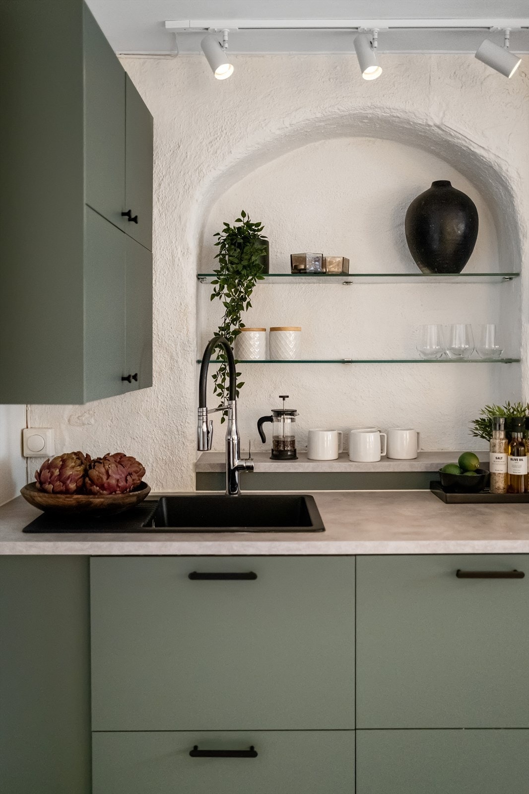 Leilighetens arealer er godt utnyttet. Integrerte hyller gir ekstra oppbevaringsmuligheter til for eksempel krydder, kopper, glass etc. Galleribilde