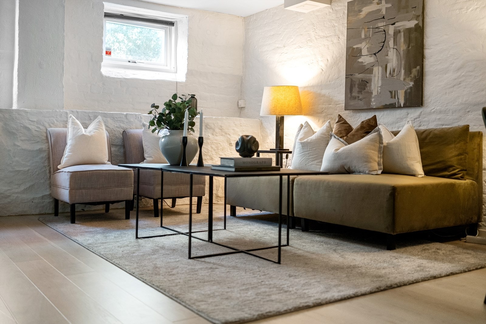 Det er vindusflater som gir godt med naturlig lysinnslipp og skaper en god atmosfære. Galleribilde