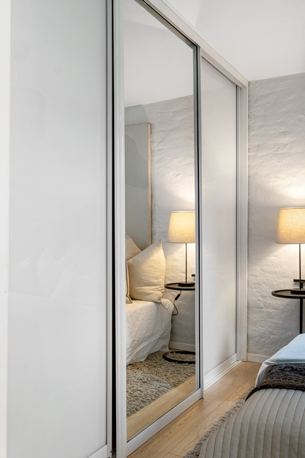 Den store skyvedørsgarderoben gir godt med plass til klær og sko. Galleribilde