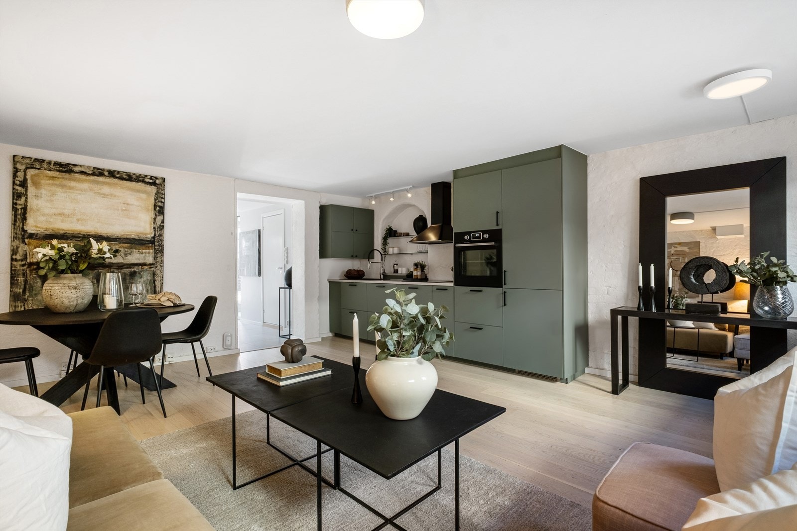 Boligen har gulvvarme på kjøkken og i stue, styrt fra et panel ved siden av kjøkkenet. Galleribilde