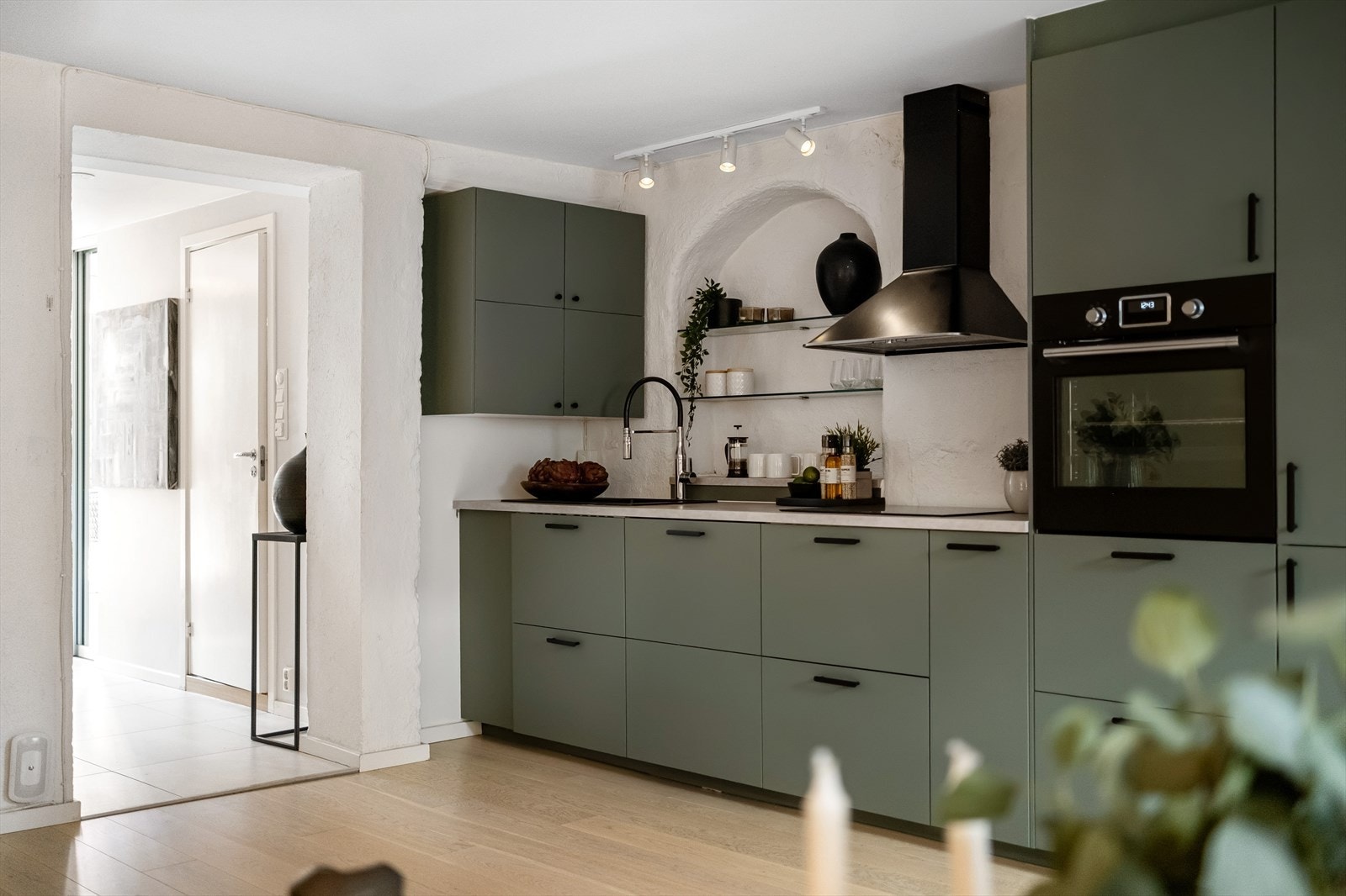 Leiligheten har et moderne og innbydende kjøkken fra IKEA. Her er det god skap- og benkeplass. Galleribilde