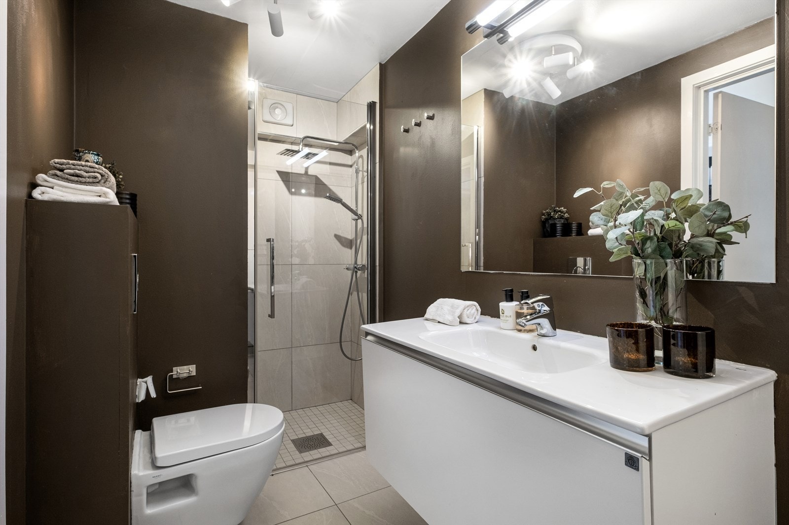 Pent og stilrent bad varmekabler i gulv. Ifølge tidligere salgsoppgaver ble hele underetasjen pusset opp og etablert i 2006. Det er 60x60 cm fliser på vegger i dusjsonen og på gulv. Belysningen består av spottelamper og lys over speilet. Galleribilde