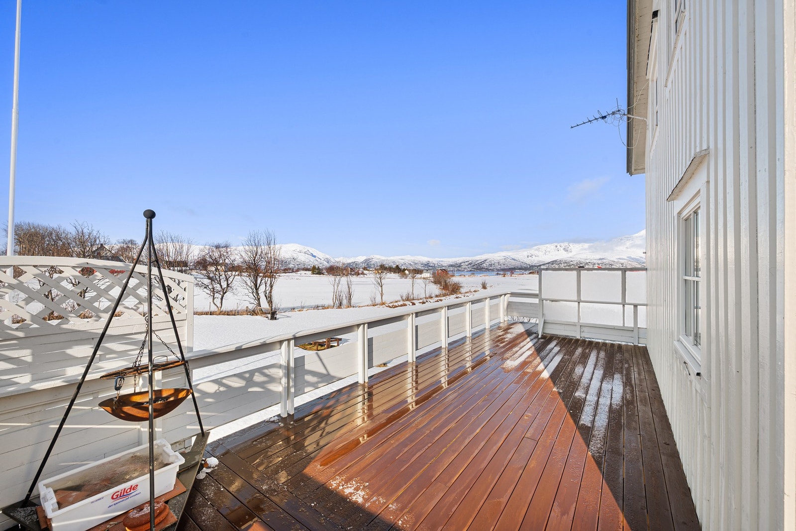 Terrasseområdet strekker seg rundt halve boligen og gir god plass for å nyte solrike dager! Galleribilde