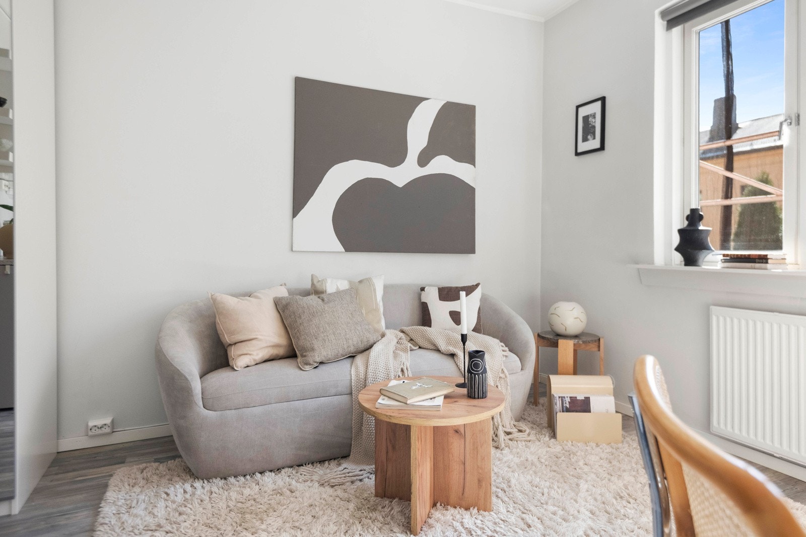 Leiligheten er malt i lyse fine farger og har flotte moderne gulv. Galleribilde