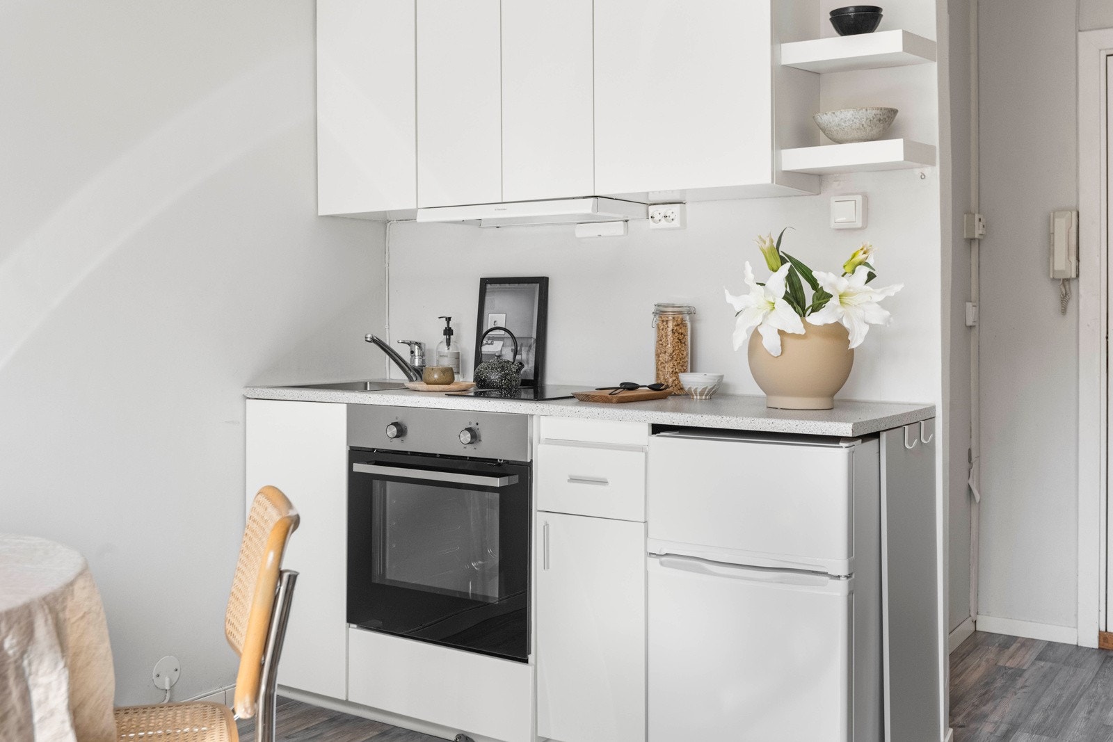 Moderne kjøkken med integrert komfyr og koketopp. Galleribilde