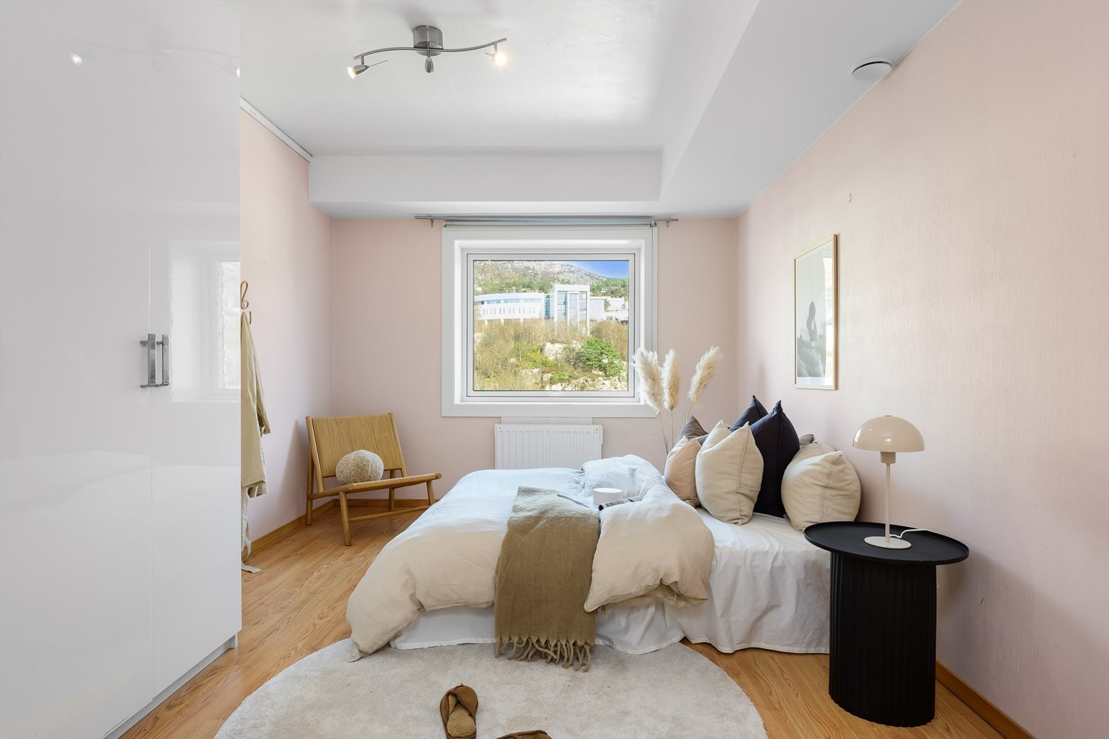 God plass til garderobeskap, seng og tilhørende møblement. Galleribilde