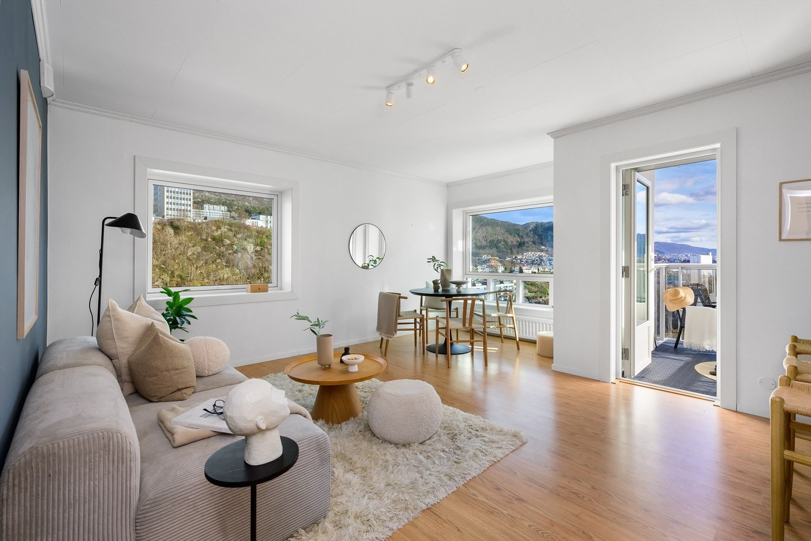 Romslig stue med flere innredningsmuligheter. Galleribilde