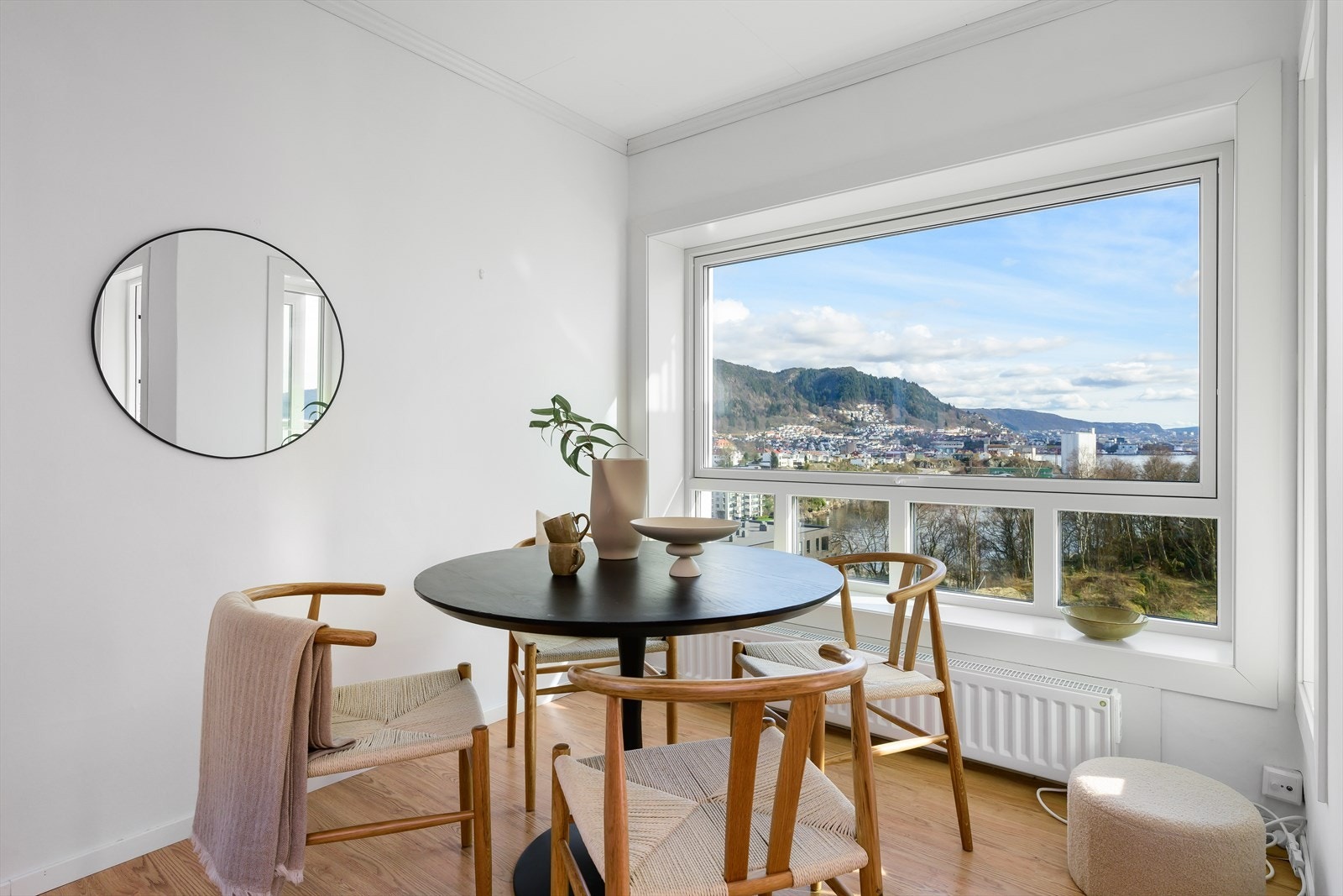 Her kan man nyte både ett godt måltid og den flotte utsikten over byfjellene og byfjorden. Galleribilde