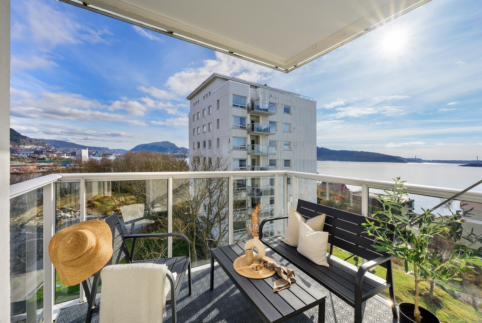 Nydelig utsikt over byfjorden! Galleribilde