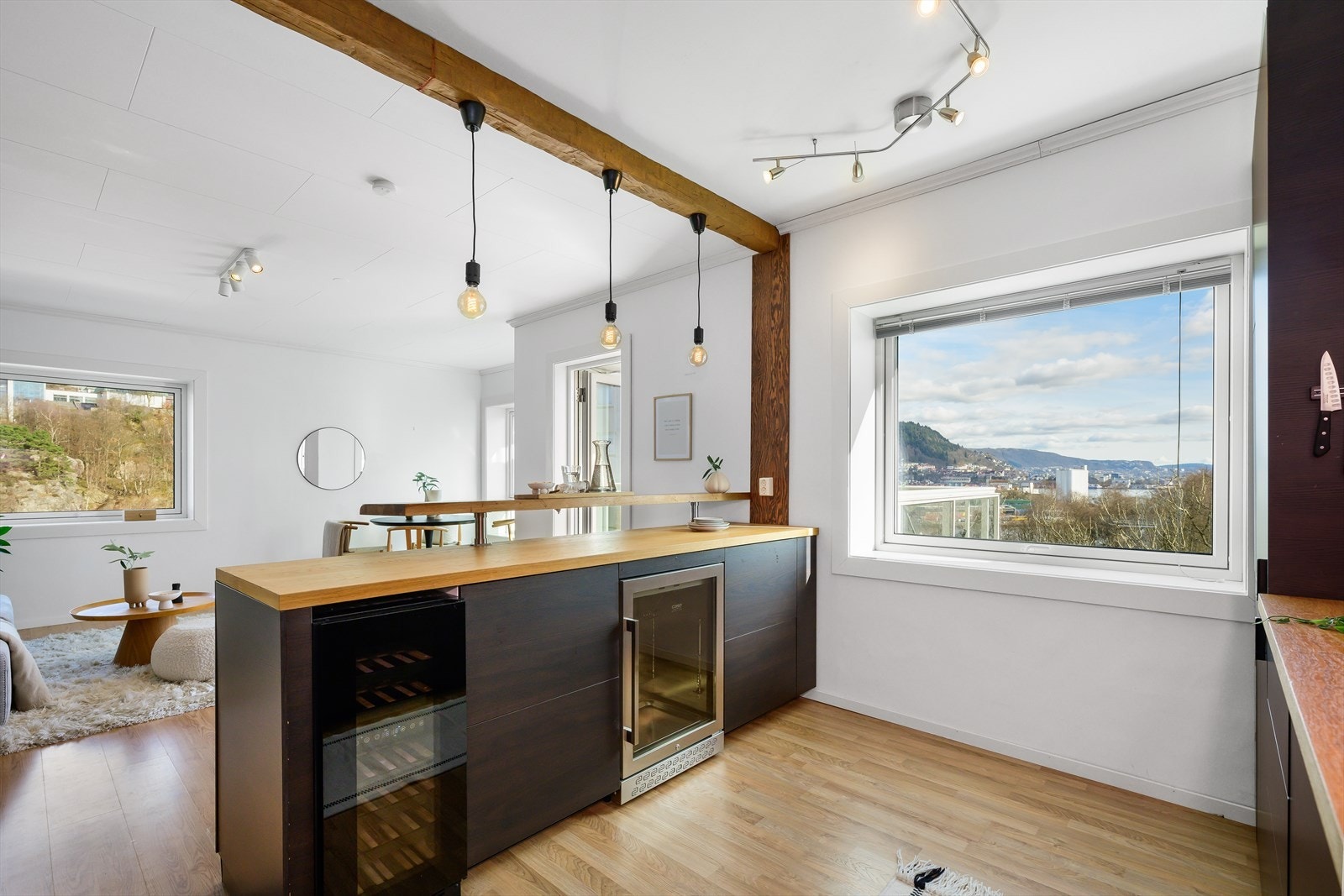 Kjøkkenet er utstyrt med blant annet, stekeovn (Bosch), platetopp, kjøleskap/frys, vinkjøler og modningsskap. Galleribilde