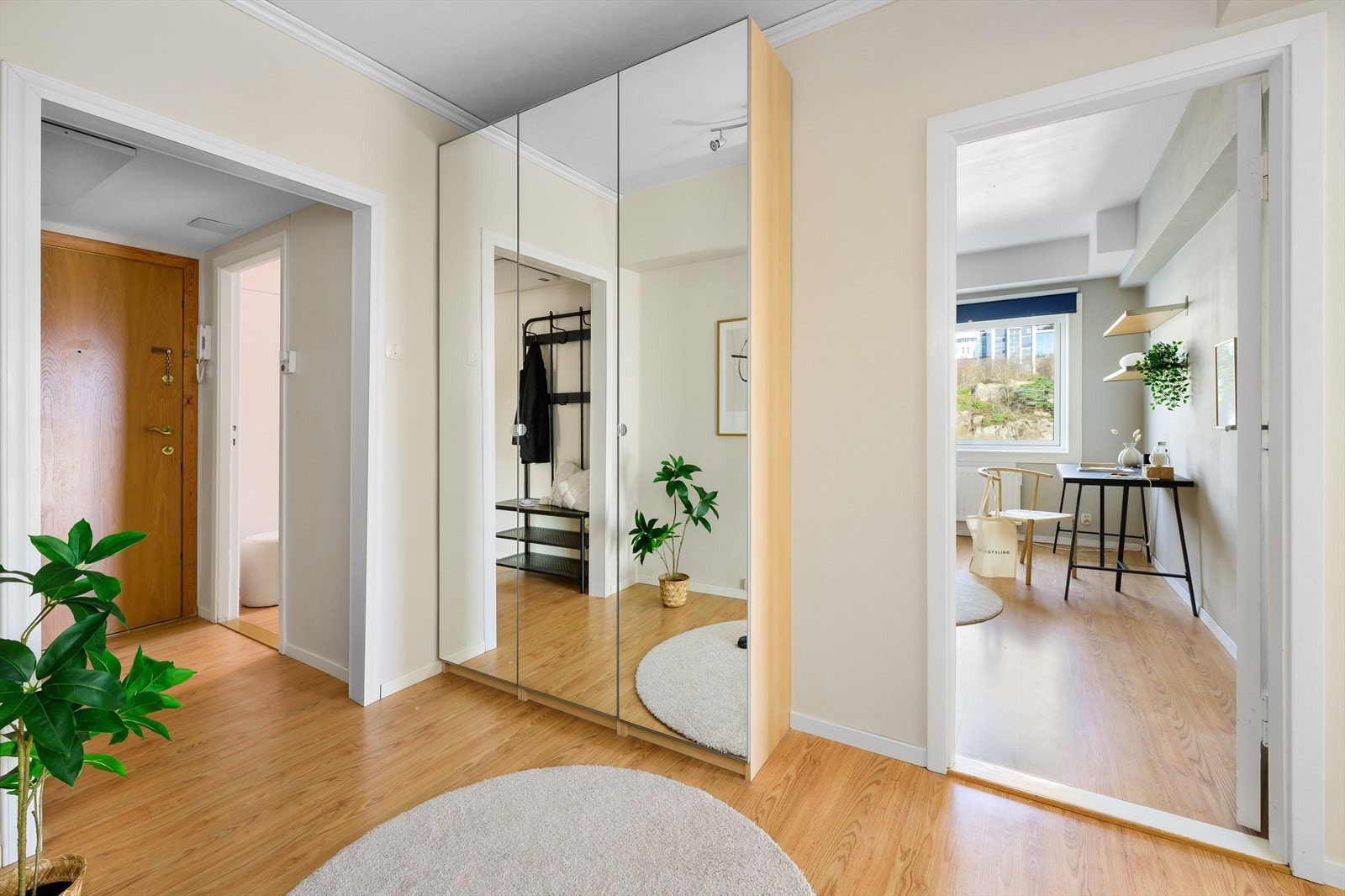 Romslig hall/entre med god plass til av- og påkledning. Galleribilde