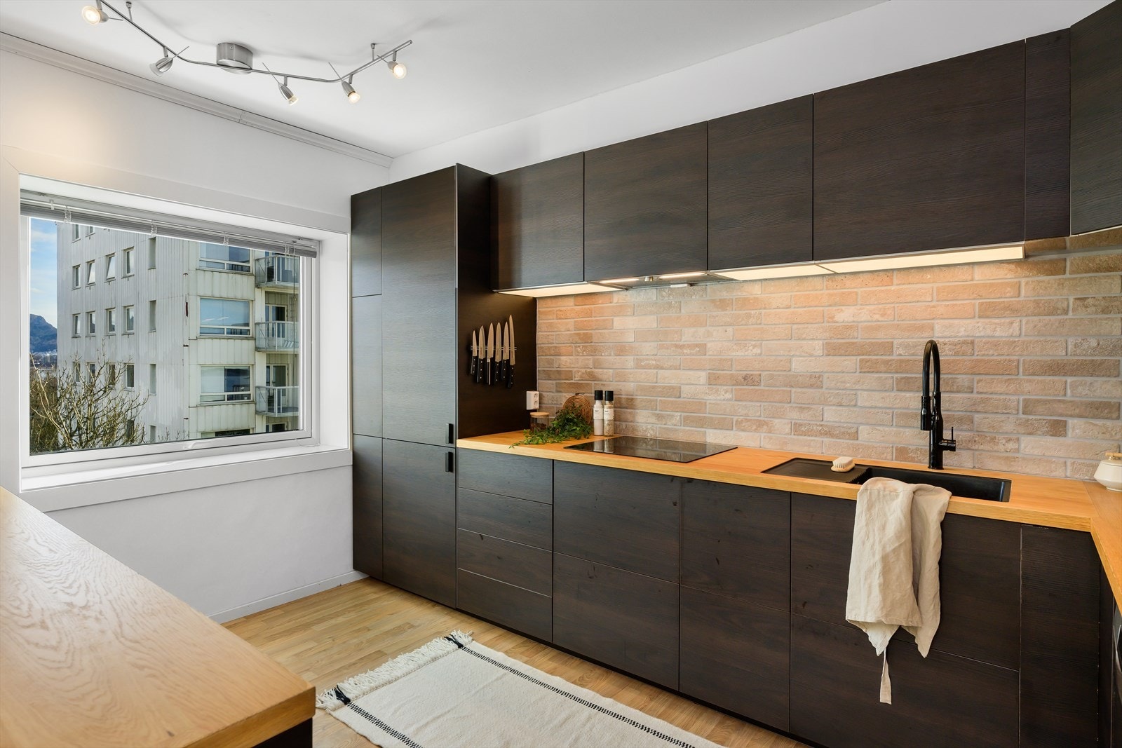 Rikelig med skap og benkeplass. Galleribilde