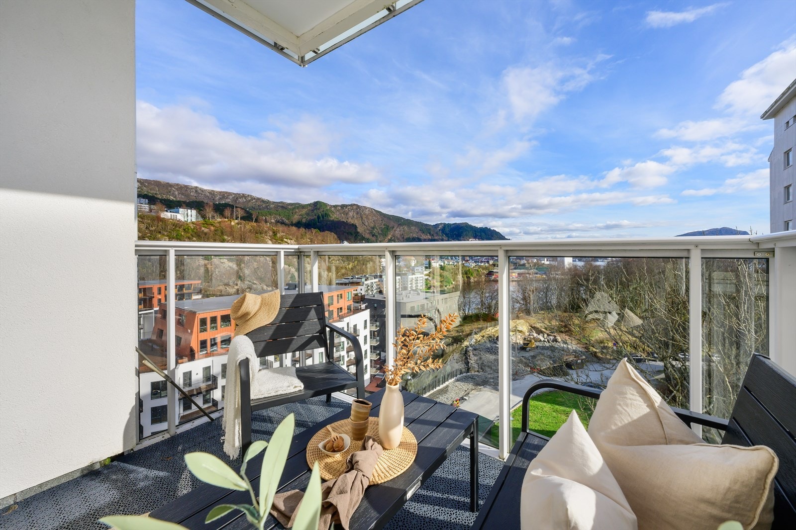 Fra stuen er det direkte utgang til balkong. Galleribilde