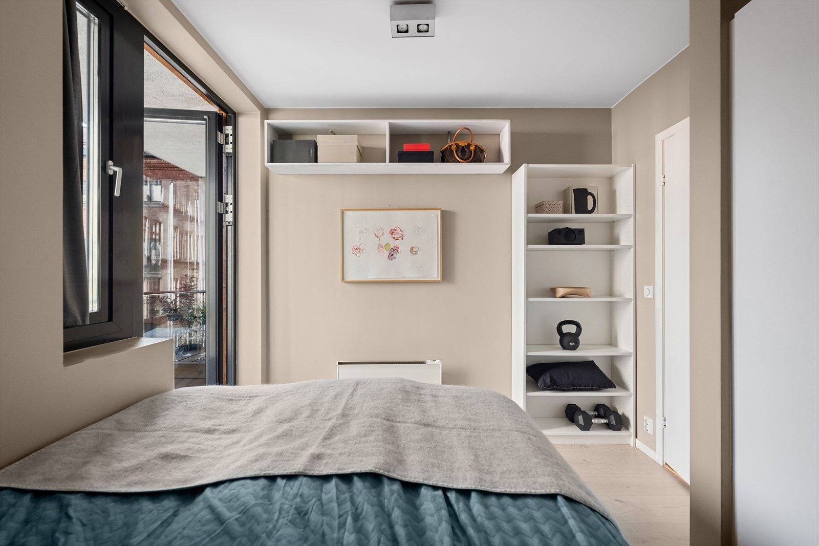 Et lyst og luftig soverom som vender mot en fredelig bakgård Galleribilde