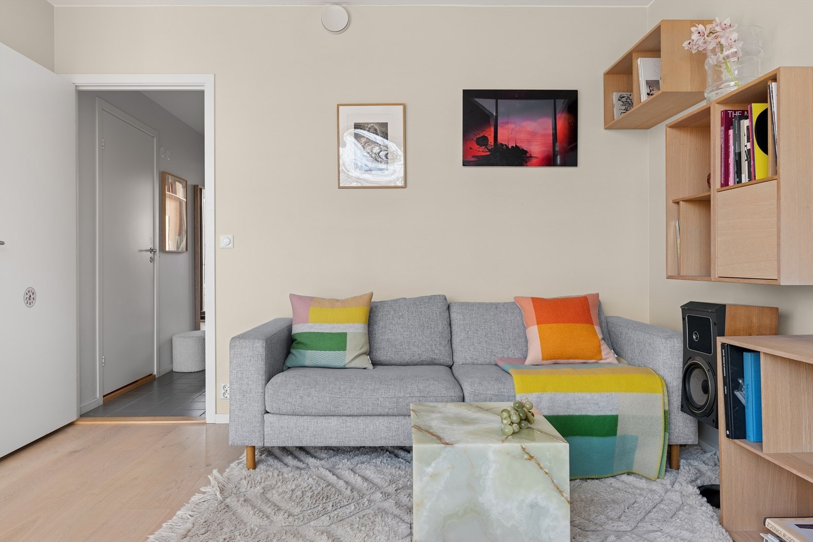 Gulv med parkett i stue/kjøkken og soverom samt fliser i entré, bod og bad Galleribilde