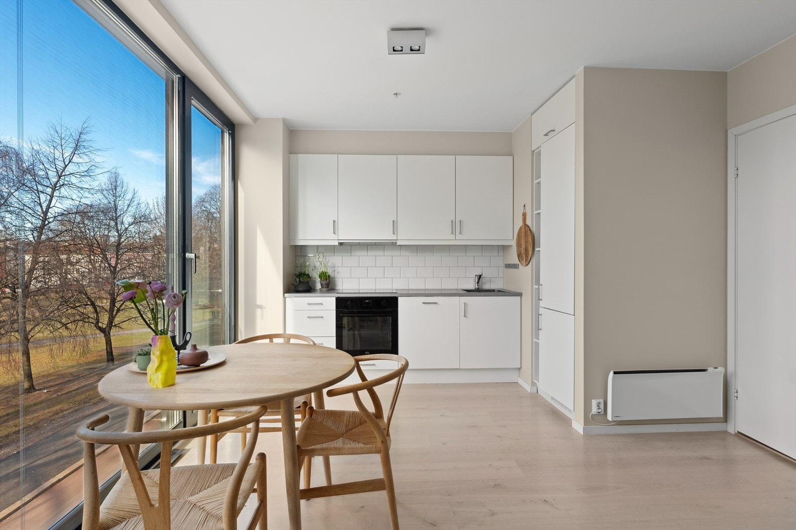 Leiligheten har en attraktiv beliggenhet midt i smørøyet av idylliske "Løkka" med en helt fantastisk utsikt over nærmeste nabo - Sofienbergparken Galleribilde