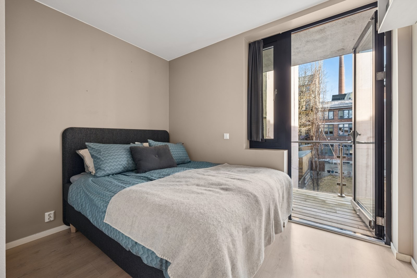 Boligens soverom er av god størrelse med plass til både dobbeltseng, garderobe og hylleseksjon Galleribilde