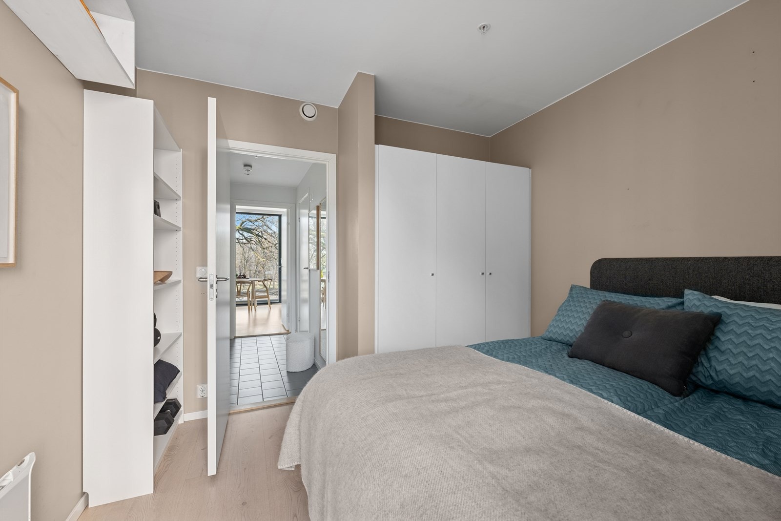 Vinduet og døren til balkongen lar lyset strømme inn og gir rommet en god atmosfære Galleribilde