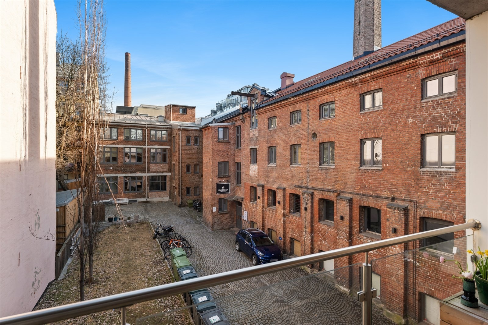 Sjarmerende gamle teglsteinsbygg gir bakgården en unik og hyggelig stemning Galleribilde